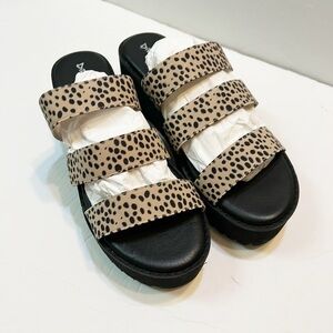 Dirty Laundry Tan and Black Sandals with Wide Straps Women’s Size 11